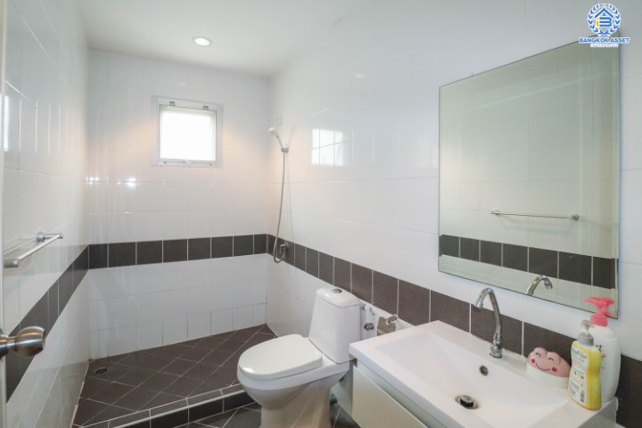 *****ทาวน์เฮ้าส์มือสองย่านนนทบุรี ม.มิตรอารีย์2 บางกรวย-ไทรน้อย หลังมุมพื้นที่เยอะ! บนเนื้อที่มากถึง 33.1 ตร.ว. ฟังก์ชัน 3 ห้องนอน 2ห้องน้ำ 2 ที่จอดรถ สภาพสวยมาก น่าอยู่สุดๆ ใกล้ถ.กาญจนาภิเษก และรถไฟฟ้าสายสีม่วง "สถานีคลองบางไผ่"